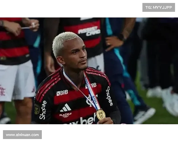 罗马首训吸引数百球迷到场 有人建议马萨拉引进姆巴佩为核心 罗马首训吸引数百球迷到场 有人建议马萨拉引进姆巴佩为核心